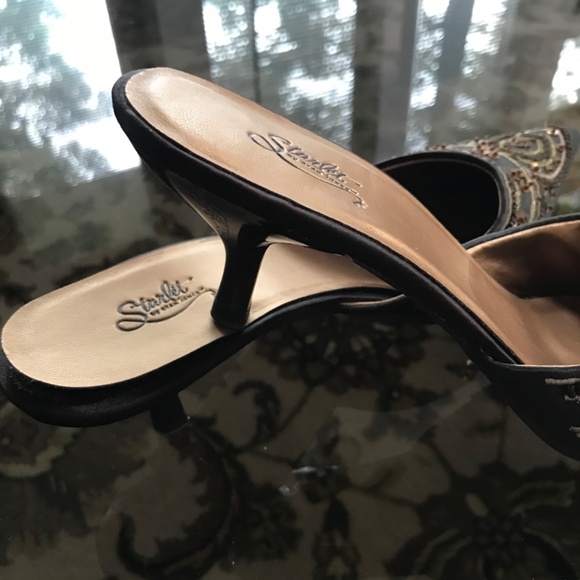 Women,s beaded shoes. Low heals and pointed toes. - Picture 4 of 6